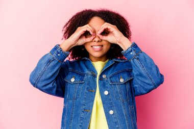 Genç Afro-Amerikan melez kadın izole edilmiş, gözlerinde sorun yok işareti var.