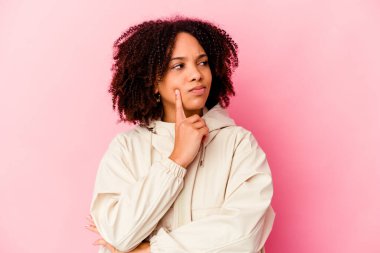 Genç Afro-Amerikan melez kadın... düşüncelere daldı, bir strateji planladı, bir iş kurmanın yollarını düşündü..