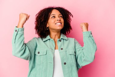 Genç Afro-Amerikan melez kadın zafer ve galibiyet kavramından sonra yumruğunu kaldırdı..