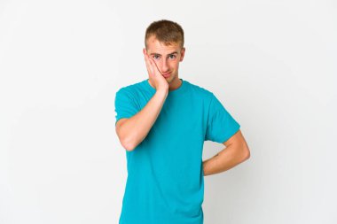 Üzgün ve dalgın hisseden, kopyalama alanına bakan genç beyaz yakışıklı bir adam..