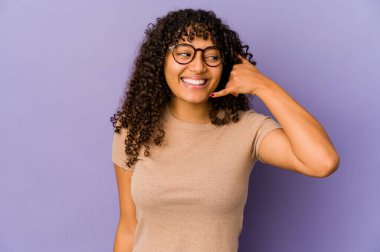 Genç Afrikalı Amerikalı Afro kadın izole edilmiş. Cep telefonu hareketlerini parmaklarıyla gösteriyor..
