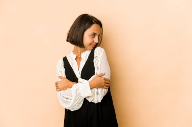 Genç İspanyol kadın kendini izole edip kollarını kavuşturarak gülümsedi..