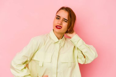 Genç Arap melez kadın sabit yaşam tarzından dolayı boyun ağrısı çekiyor..