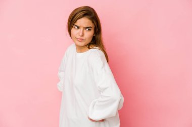 Genç, sıska, beyaz, genç kız gülümseyen, neşeli ve hoş bir şekilde yana bakıyor..