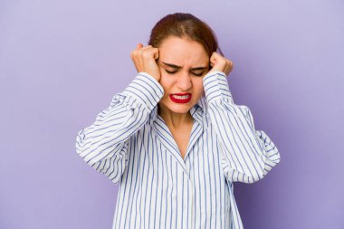 Genç Arap melez kadın elleriyle kulaklarını kapatıyor..