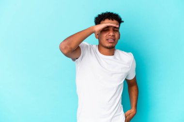 Genç Afro-Amerikalı kıvırcık adam mavi tenli, dokunaklı şakaklara yapışıp baş ağrısı çekiyor..