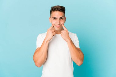 Kafkasyalı yakışıklı genç iki seçenek arasında kuşkuyla izole edilmiş..