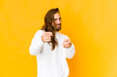 Uzun saçlı genç adam, gülümsüyor gibi görün..