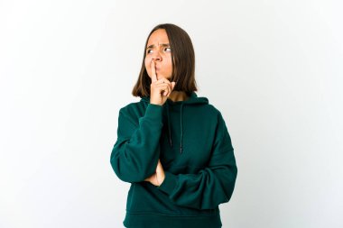 Genç melez kadın ya sır saklıyor ya da sessizlik istiyor..