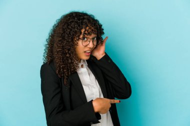 Genç Afro-Amerikan Afro kadın bir dedikoduyu dinlemeye çalışıyor..