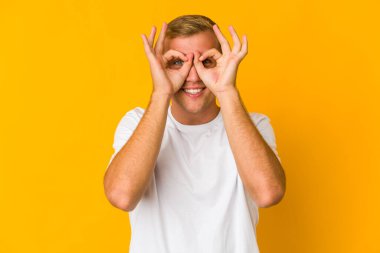 Genç, beyaz, yakışıklı bir adam heyecanlı. Jesti gözünün önünden ayırmıyor..