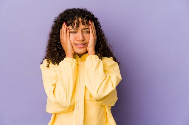 Genç Afrikalı Afro-Amerikan kadın sızlanıyor ve ağlıyor..