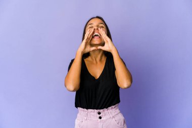 Genç melez kadın heyecanla bağırıyor..