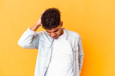 Genç Afro-Amerikalı kıvırcık adam, mor üzerine izole edilmiş, stresten dolayı boynu ağrıyor, masaj yapıyor ve elle dokunuyor..