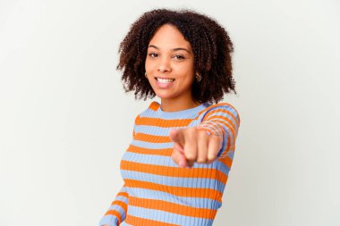 Genç Afro-Amerikan melez kadın parmaklarıyla cepheyi işaret ediyor..