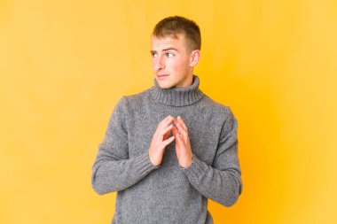 Kafkasyalı yakışıklı genç adam bir plan yapıyor, bir fikir kuruyor..