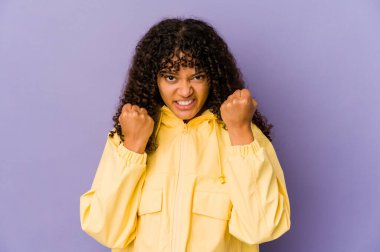 Genç Afrikalı Amerikalı Afro kadın yalnız başına gergin elleriyle çığlık atıyor..