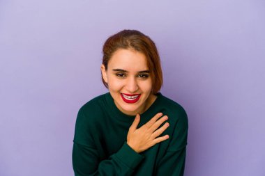 Genç Arap melez kadın elini göğsünde tutarak kahkahalar atıyor..