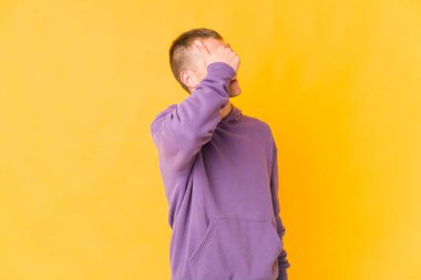 Kafkasyalı yakışıklı genç adam ellerini başının üstünde tutarak neşeyle gülüyor. Mutluluk kavramı.