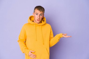 Kafkasyalı yakışıklı adam, avuç içinde fotokopi yeri tutmaktan çok etkilendi..