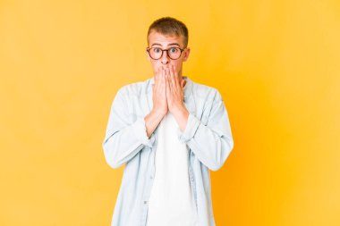 Beyaz tenli yakışıklı adam elleriyle ağzını kapatırken şok oldu..