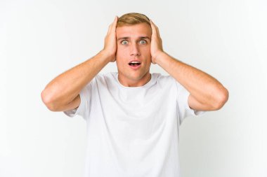 Genç beyaz yakışıklı adam bağırıyor, çok heyecanlı, tutkulu, bir şeyden memnun..