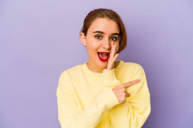 Genç Arap melez kadın dedikodu yapıyor, bir şeyleri haber veriyor..