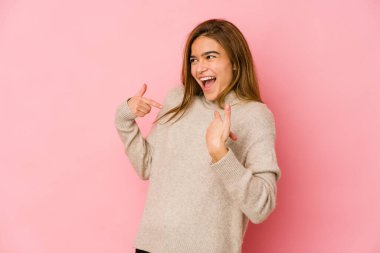 Genç, sıska, beyaz kız parmağını gösterip, gülümseyerek şaşırdı..