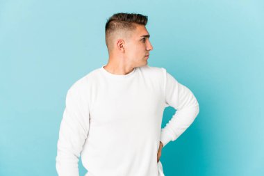 Beyaz tenli yakışıklı bir adam sırt ağrısı çekiyor..