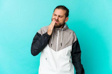 Uzun saçlı genç adam güçlü bir diş ağrısı ve azı dişi ağrısı var..