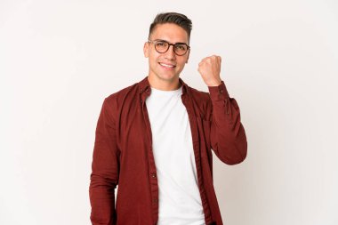 Beyaz tenli yakışıklı adam zaferi, tutkuyu ve coşkuyu, mutlu ifadeyi kutluyor..