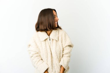 Genç melez kadın rahat ve mutlu bir gülüş, boynunu uzatmış dişlerini gösteriyor..