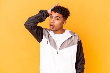 Genç Afro-Amerikan kıvırcık adamı mora saplanıp kalmış, önemli bir buluşmayı hatırladı..