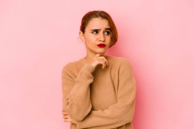 Genç Arap melez kadın şüpheli ve şüpheci bir ifadeyle yana bakıyor..