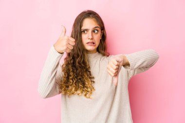 Kafkasyalı genç bir kadının baş parmağını kaldırması ve baş parmak kaldırması zor bir seçim.