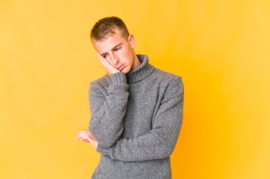 Sıkılmış, yorgun ve dinlenmeye ihtiyacı olan beyaz, yakışıklı genç bir adam..