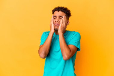 Genç Afro-Amerikalı kıvırcık adam mor mızmızlanıyor ve ağlıyor..