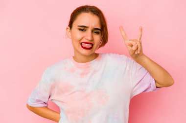 Genç Arap melez kadın parmaklarıyla taş hareketi yapıyor.