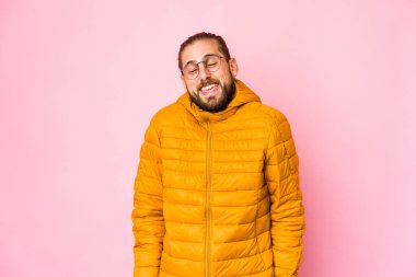 Uzun saçlı genç adam güler, gözlerini kapatır, rahat ve mutlu hisseder..