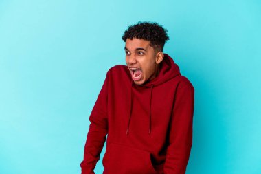 Genç Afro-Amerikalı kıvırcık adam mavi üzerine izole edilmiş çok kızgın, öfkeli bir kavram, hayal kırıklığına uğramış.
