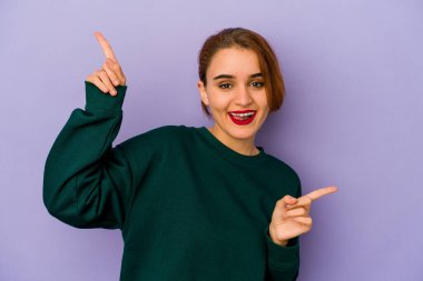 Genç Arap melez kadın farklı kopya alanlarını gösteriyor, birini seçiyor, parmaklarıyla gösteriyor..