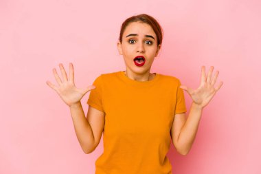 Genç Arap melez kadın gökyüzüne bağırıyor, yukarı bakıyor, hayal kırıklığına uğramış..