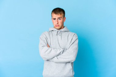 Beyaz tenli yakışıklı adam yanakları siliyor, yorgun bir ifade takınıyor. Yüz ifadesi kavramı.