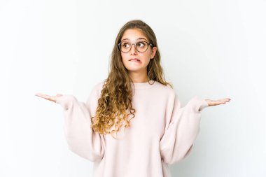 Kafası karışmış genç beyaz bir kadın, bir kopya alanı tutmak için omuz silkiyor..