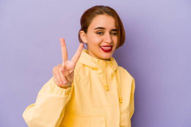 Genç Arap melez kadın iki numarayı parmaklarıyla gösteriyor..