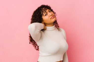 Genç Afrikalı Amerikalı afro kadın sabit yaşam tarzından dolayı boyun ağrısını izole etti..