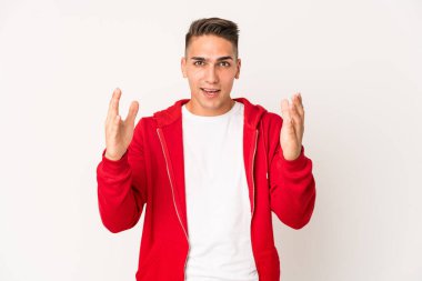 Beyaz tenli yakışıklı adam yalnız başına. Hoş bir sürpriz bekliyor. Heyecanlı ve el kaldırıyor..