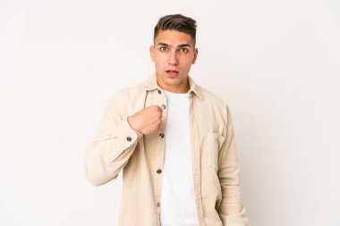 Kafkasyalı yakışıklı, izole edilmiş, şaşırmış, parmağıyla işaret eden, geniş bir gülümseme içinde..