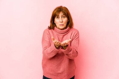 Üst düzey beyaz kadın, dudaklarını katlayıp, avuç içleriyle hava öpücüğü yolluyor..