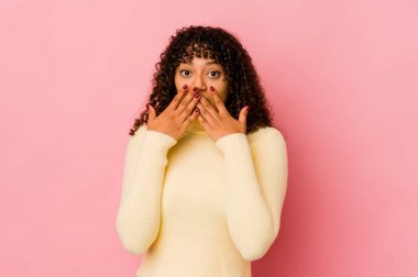 Genç Afrikalı Amerikalı Afro kadın, izole edilmiş. Elleriyle ağzını kapatan şok olmuş..